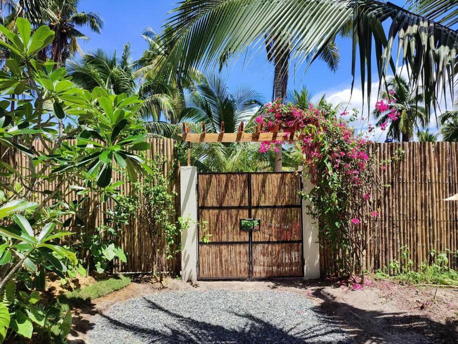 The Bamboo Houses - Tropical Garden & Empty Beach General Luna  Buitenkant foto